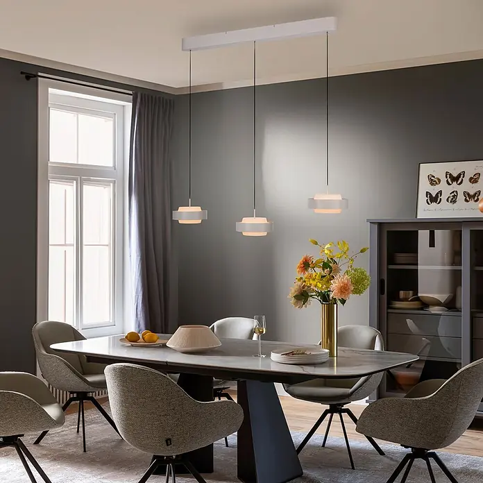 Just Light Pendelleuchte rund Elmo - 58 W, Ø x H: 17,5 x 200 cm, Sandbeige, Anzahl Leuchtmittel: 3 Stk. - Eine moderne Essecke mit Marmortisch, Polsterstühlen und drei weißen Pendelleuchten.