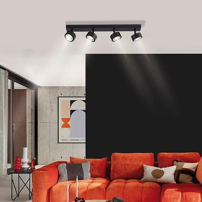 Just Light LED-Deckenstrahler Kulu - 19,2 W, L x B x H: 60 x 12,5 x 12,5 cm, Schwarz, Warmweiß, Anzahl Leuchtmittel: 4 Stk. - Vier schwarze Strahler an einer Schiene an der Decke, beleuchten ein modernes Wohnzimmer darunter.