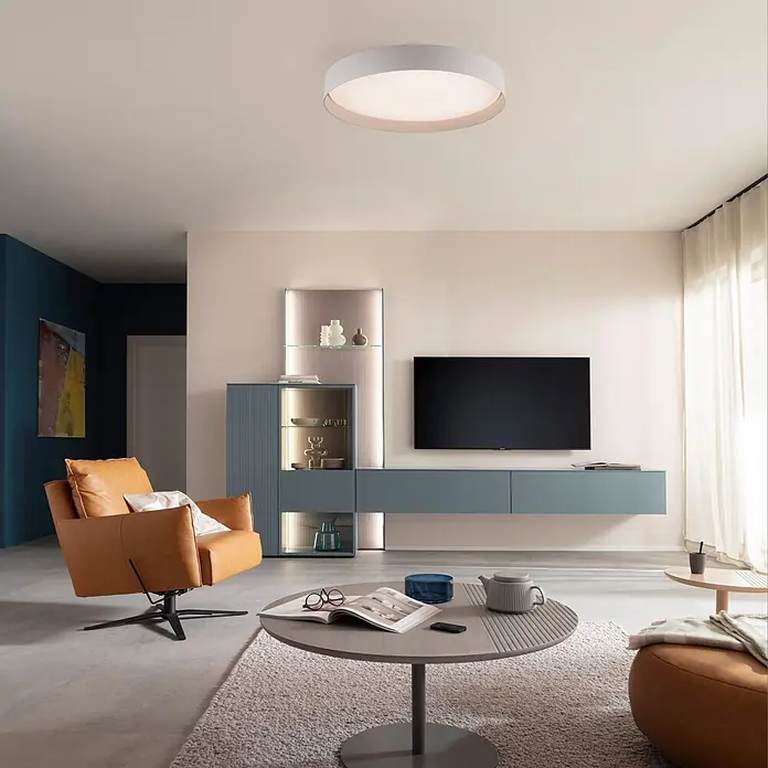 Just Light LED-Deckenleuchte rund Tavoli - 34 W, Ø x H: 49 x 7,3 cm, Sandbrise, Neutralweiß - Runde weiße Deckenleuchte spendet Umgebungsbeleuchtung in einem modernen Wohnzimmer.