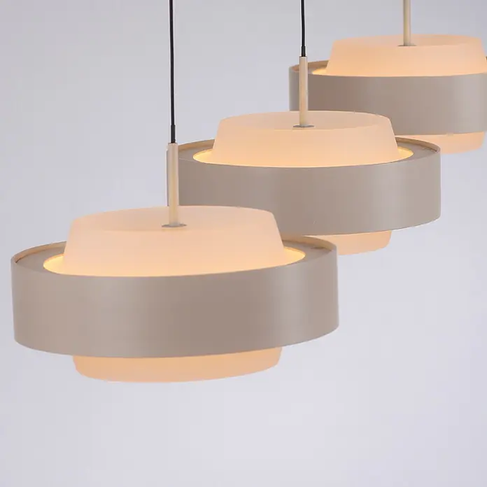 Just Light Pendelleuchte rund Elmo - 58 W, Ø x H: 17,5 x 200 cm, Sandbeige, Anzahl Leuchtmittel: 3 Stk. - Mehrere moderne Pendelleuchten mit mattweißen Diffusoren und matten beigefarbenen Außenringen, die ein warmes Licht abgeben.
