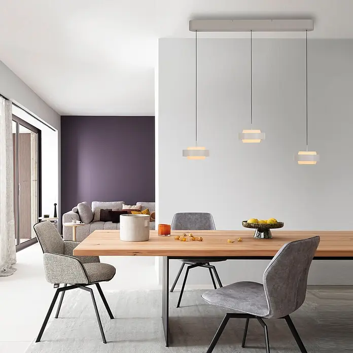 Just Light Pendelleuchte rund Elmo - 58 W, Ø x H: 17,5 x 200 cm, Sandbeige, Anzahl Leuchtmittel: 3 Stk. - Ein modernes Esszimmer mit hellem Holztisch und Polsterstühlen, beleuchtet von drei schlichten Pendelleuchten.