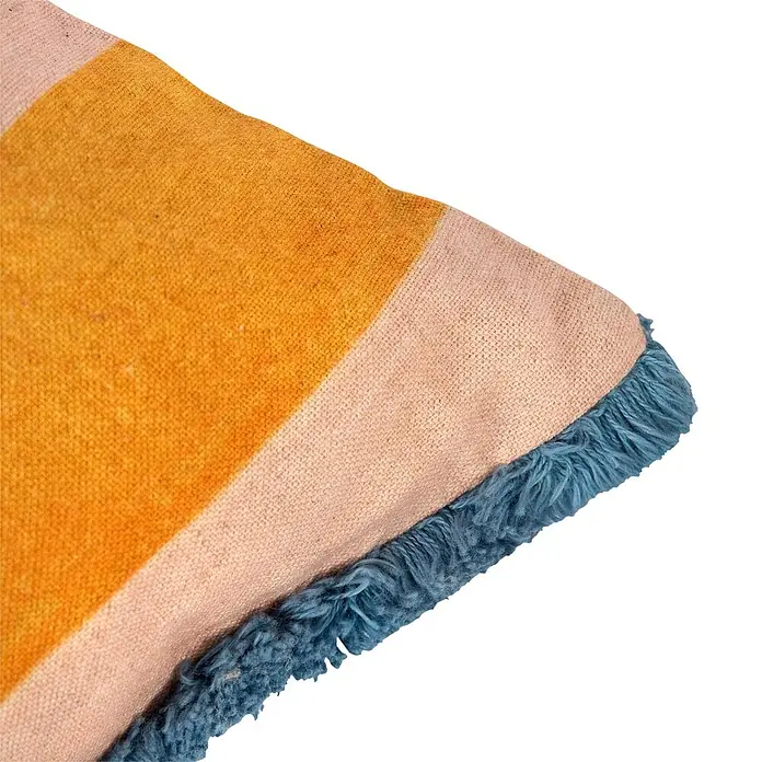 Kissen Artisan - Amour, Gelb, 50 x 35 cm - Ecke eines gewebten Kissens, orange und hellrosa gestreift, mit blauen Fransen.