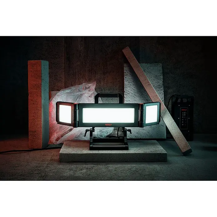 Mareld LED-Strahler Vapor 20000 App & Sensor - 200 W, 20.000 lm, 6.500 K, L x B x H: 43 x 6,7 x 32 cm, IP65 - MarelD dreifaches LED-Arbeitslicht, schwarz mit roten Akzenten, auf Betonbasis in Industriekulisse. Inklusive separatem Netzteil.
