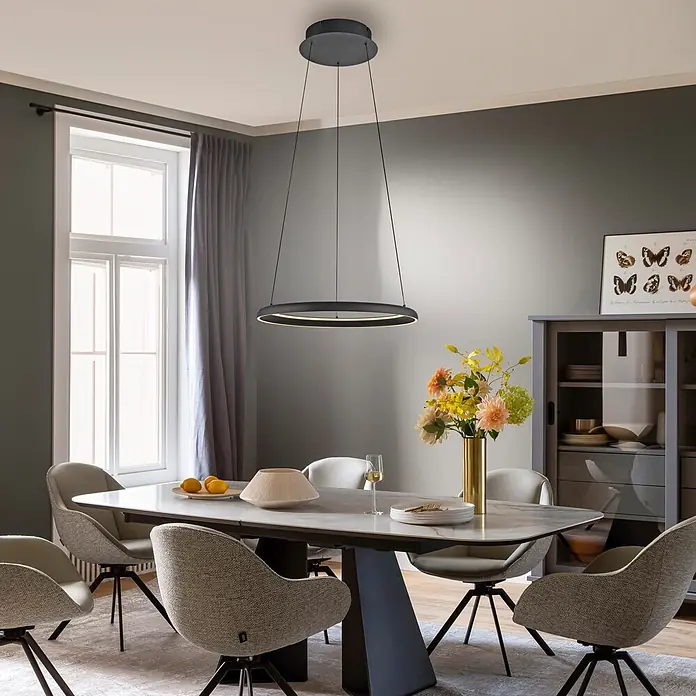 Just Light LED-Pendelleuchte rund Quillo - 42 W, Ø x H: 60 x 180 cm, Schwarz - Schwarze, ringförmige LED-Pendelleuchte über einem Esstisch.