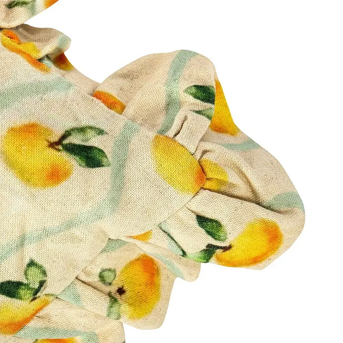 Kissen Artisan - Spritz Lemon, Gelb, 45 x 45 cm - Hellbeiger Webstoff mit gelbem Frucht- und grünem Blattmuster, hellgrünen Streifen und Rüschen.