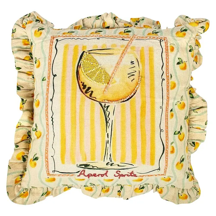 Kissen Artisan - Spritz Lemon, Gelb, 45 x 45 cm - Cremefarbenes Dekokissen mit Rüschen, Obstmuster und besticktem Aperol Spritz Motiv mit gelben Streifen und Perlenakzenten.