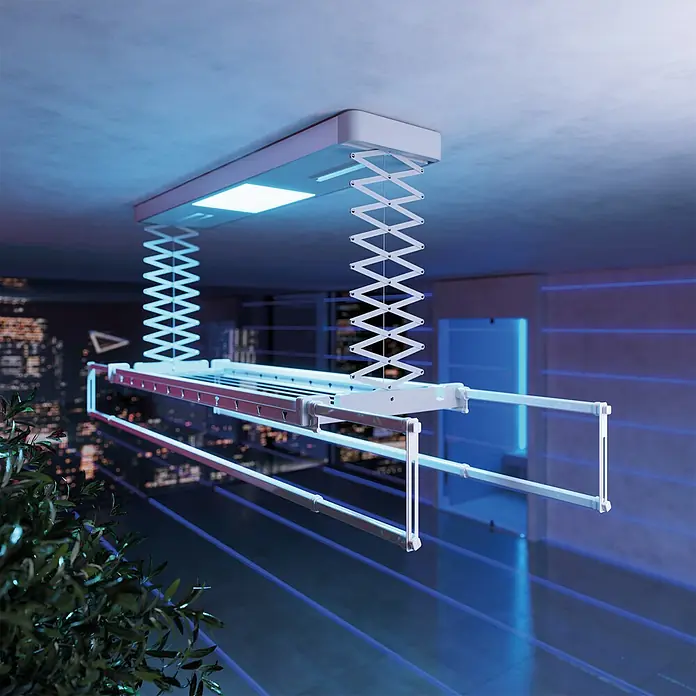 Foxydry Deckenwäschetrockner Pro 120 - L x B: 53 x 122 cm, Stahlgrau - Weißer, deckenmontierter elektrischer Wäscheständer, abgesenkt und ausgefahren, mit integriertem Licht, in einem modernen Innenraum.