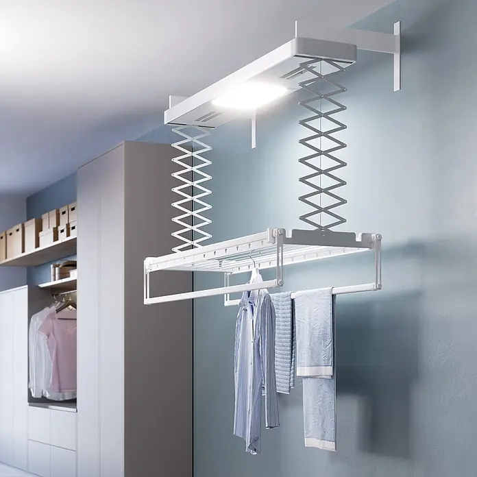 Foxydry Wandwäschetrockner Pro 120 Wand - 122 cm, Farbe: Stahlgrau - Weißer, an der Decke montierter, ausziehbarer Wäschetrockner mit integrierter Beleuchtung, mit Kleidung und Handtüchern in einem Waschraum.
