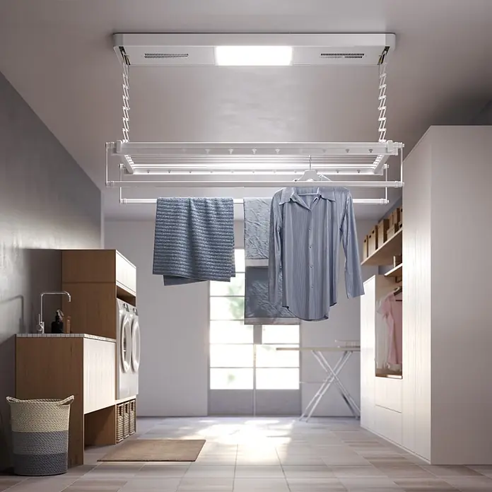 Foxydry Deckenwäschetrockner Pro 120 - L x B: 53 x 122 cm, Stahlgrau - Weißer, deckenmontierter Wäschetrockner in einer modernen Waschküche, mit blauem Hemd und Handtüchern.