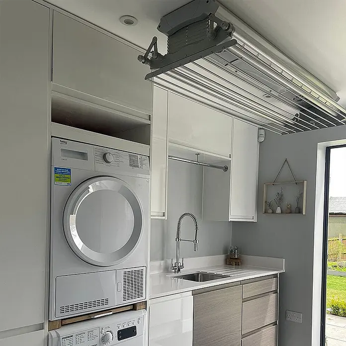 Foxydry Deckenwäschetrockner Air 120 - L x B: 57 x 122 cm, Stahlgrau - Silbernes Decken-Wäschegestell mit mehreren Stangen in modernem Hauswirtschaftsraum.