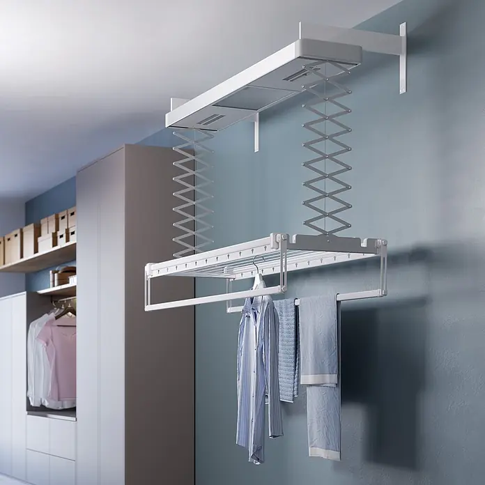 Foxydry Wandwäschetrockner Pro 120 Wand - 122 cm, Farbe: Stahlgrau - Weißer, deckenmontierter, ausziehbarer Wäscheständer, ausgefahren und mit Kleidung in einem Waschbereich.
