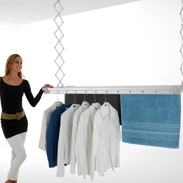 Foxydry Deckenwäschetrockner Pro 120 - L x B: 53 x 122 cm, Stahlgrau - Silberner Deckenwäschetrockner mit weißen Hemden und blauem Handtuch, in Gebrauch gezeigt.