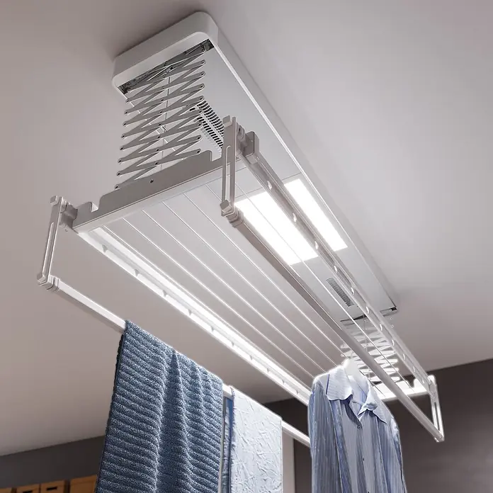 Foxydry Deckenwäschetrockner Pro 150 - L x B: 53 x 160 cm, Stahlgrau - Weißer, deckenmontierter elektrischer Wäschetrockner mit integrierten Lichtern, ausgezogen mit hängender Wäsche (Handtuch, Hemd).