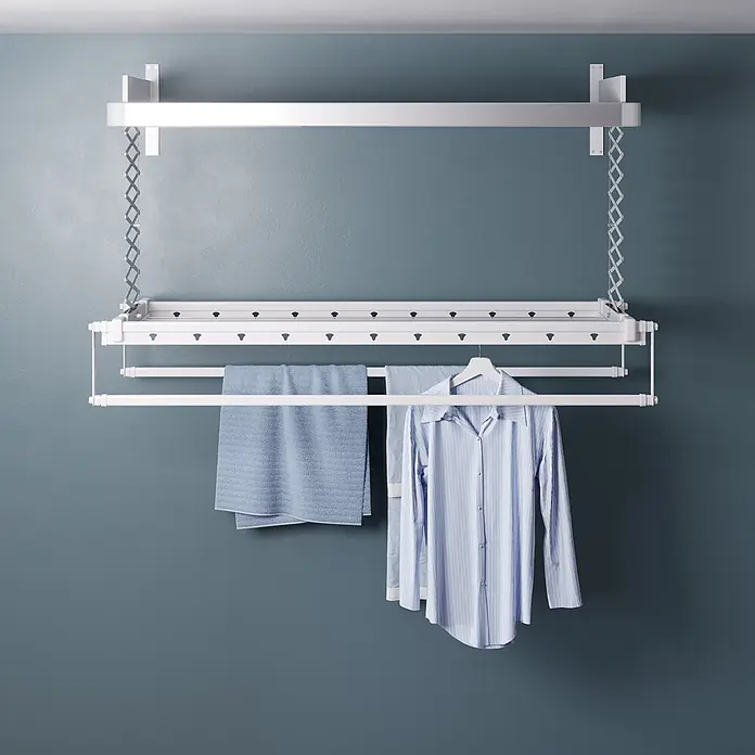 Foxydry Wandwäschetrockner Pro 120 Wand - 122 cm, Farbe: Stahlgrau - Weißer wandmontierter klappbarer Wäscheständer mit blauem Hemd und Handtuch.