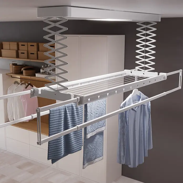 Foxydry Deckenwäschetrockner Pro 150 - L x B: 53 x 160 cm, Stahlgrau - Weißer, ausziehbarer Decken-Wäschetrockner mit Akkordeon-Mechanismus, abgesenkt und mit Handtüchern und Hemden.