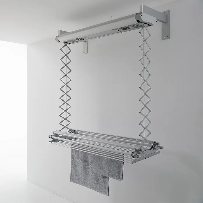 Foxydry Wandwäschetrockner Air 120 Wand - 122 cm, Farbe: Stahlgrau - Silberner, wandmontierter ausziehbarer Wäschetrockner mit integrierten Ventilatoren und zwei grauen Handtüchern.