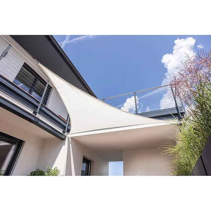 Windhager Sonnensegel Capri - L x B: 5 x 5 m, Weiß, Dreieckig - Weißes Sonnensegel aus Stoff an einem modernen Gebäude, das einen schattigen Außenbereich schafft.