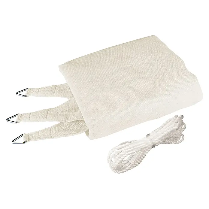 Windhager Sonnensegel Capri - L x B: 5 x 5 m, Weiß, Dreieckig - Gefaltetes cremefarbenes, rechteckiges Sonnensegel mit drei dreieckigen Ringen und einem aufgerollten weißen Seil.