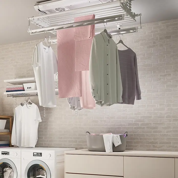 Foxydry Deckenwäschetrockner Air 120 - L x B: 57 x 122 cm, Stahlgrau - Weißer elektrischer Deckenwäscheständer mit Kleidung in einem funktionalen Waschraum.