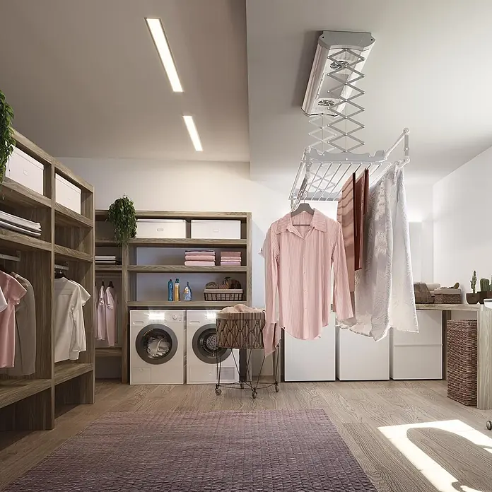 Foxydry Deckenwäschetrockner Air 120 - L x B: 57 x 122 cm, Stahlgrau - Weißer Deckenwäscheständer mit hängender Kleidung, ausgefahren in einem modernen Waschraum.