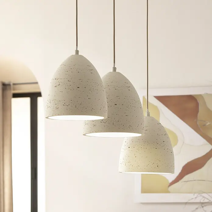 Just Light Pendelleuchte Traventa - L x B x H: 115 x 21 x 120 cm, Travertinoptik, E27, Anzahl Leuchtmittel: 3 Stk. - Drei helle, strukturierte Pendelleuchten hängen in einem modernen Interieur von der Decke.