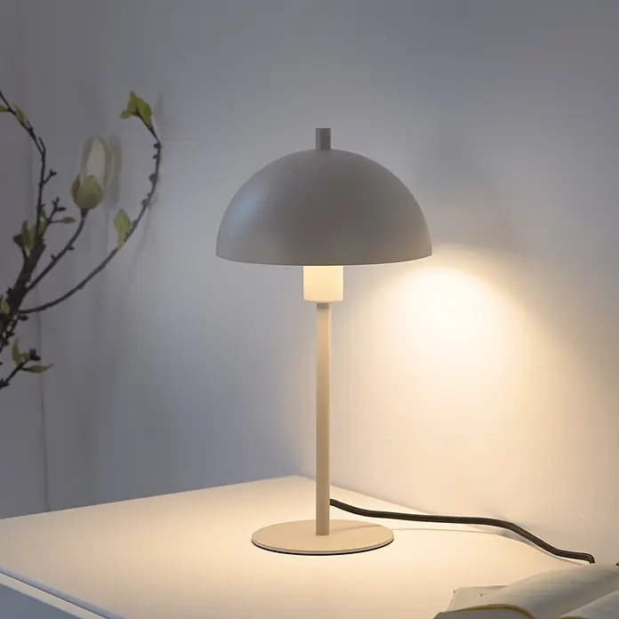 Just Light Tischleuchte - 15 W, L x B x H: 18 x 18 x 35,5 cm, Sandbrise, E14 - Hellgraue, pilzförmige Tischlampe beleuchtet einen Tisch oder Nachttisch. Die Lampe hat ein minimalistisches Design und ein warmes Licht.
