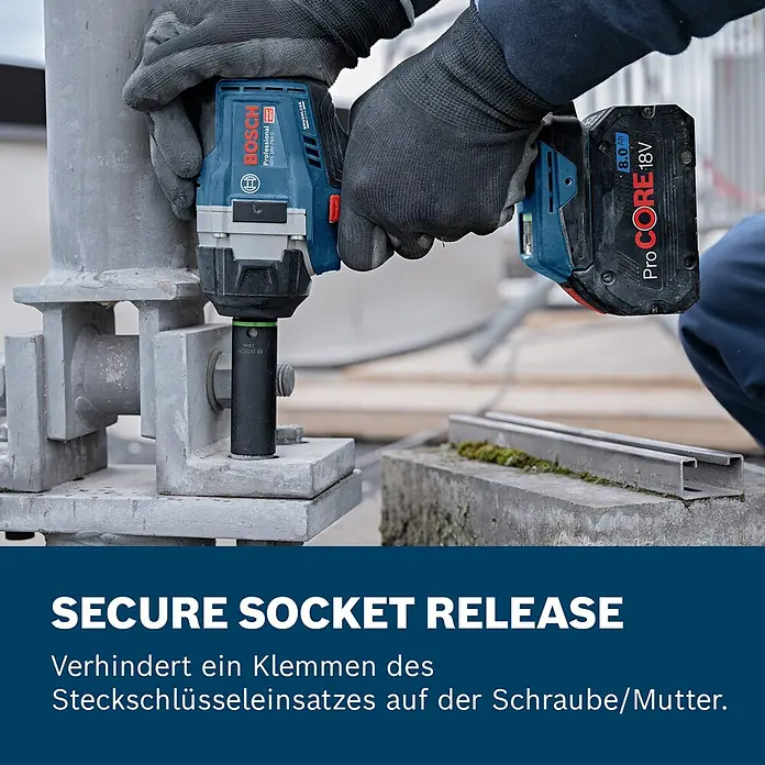 Bosch Professional AMPShare 18V Akku-Drehschlagschrauber GDS 18V-750 C - 18 V, Ohne Akku - Eine Person verwendet einen blauen Bosch 18V Schlagschrauber mit ProCORE Akku zum Festziehen einer großen Schraube. Sicherer Sockelauswurf verhindert Klemmen.