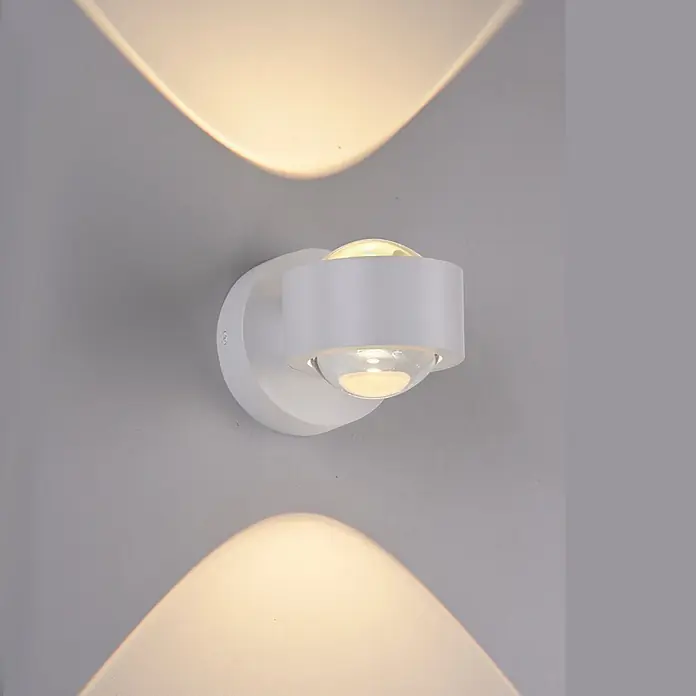 Just Light LED-Wandleuchte Chia - 2 W, L x H: 12,4 x 9 cm, Weiß, Warmweiß - Weiße zylindrische Wandleuchte mit klarer sphärischer Glühbirne, die Licht nach oben und unten wirft.