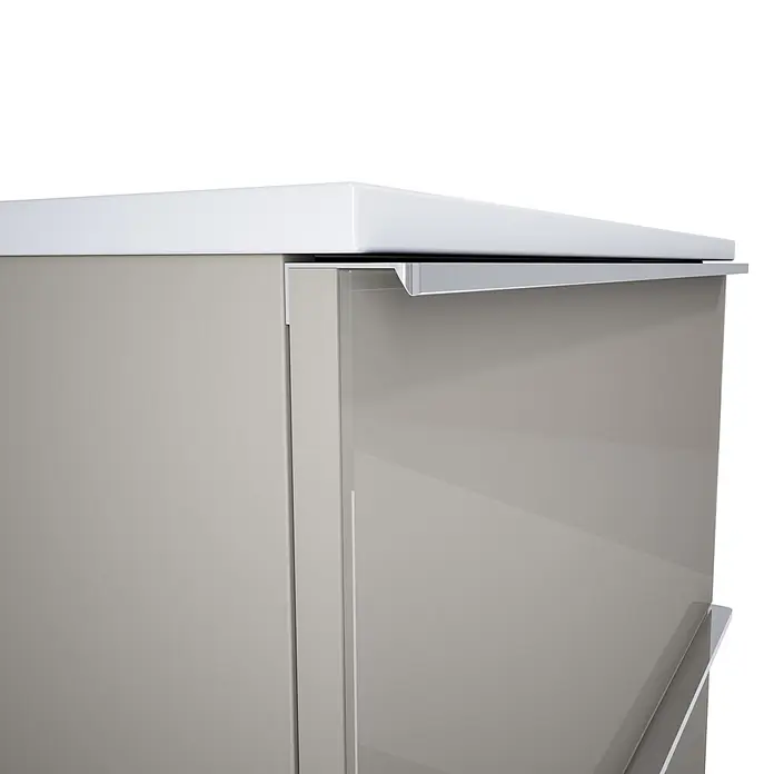 Riva Moon Einbauwaschbecken - 80 x 46 cm, Hahnloch: Mitte, Mit Überlauf, Weiß - Heller beigefarbener Schrank mit silberner Griffleiste und weißer Platte.
