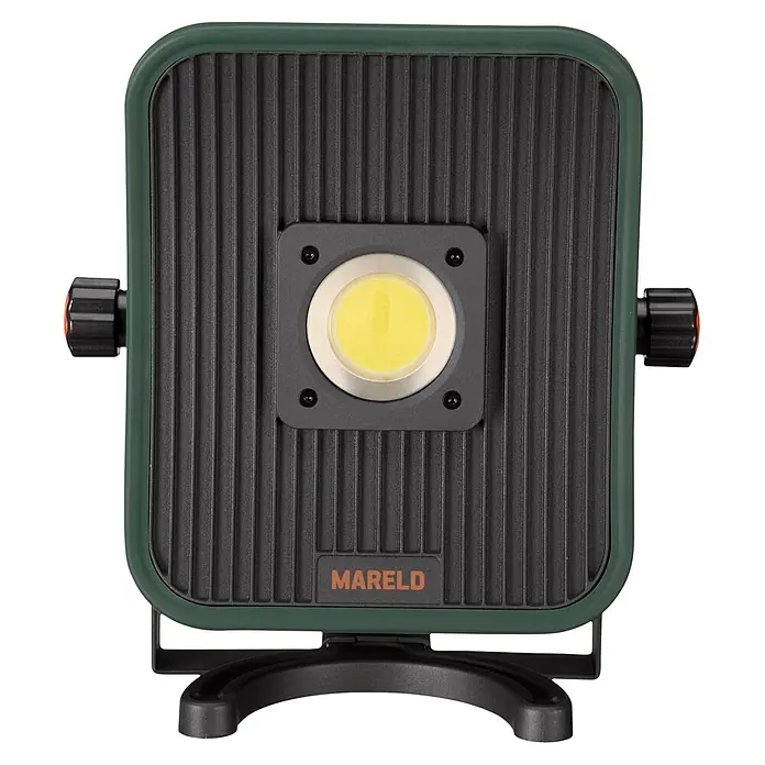 Mareld LED-Strahler Blaze 6500 - 50 W, 6.500 lm, 5.500 K, L x B x H: 14 x 27,2 x 30 cm, IP40 - Dunkelgrüne und schwarze gerippte LED-Arbeitsleuchte mit gelber Mittelplatte und verstellbarem Ständer.