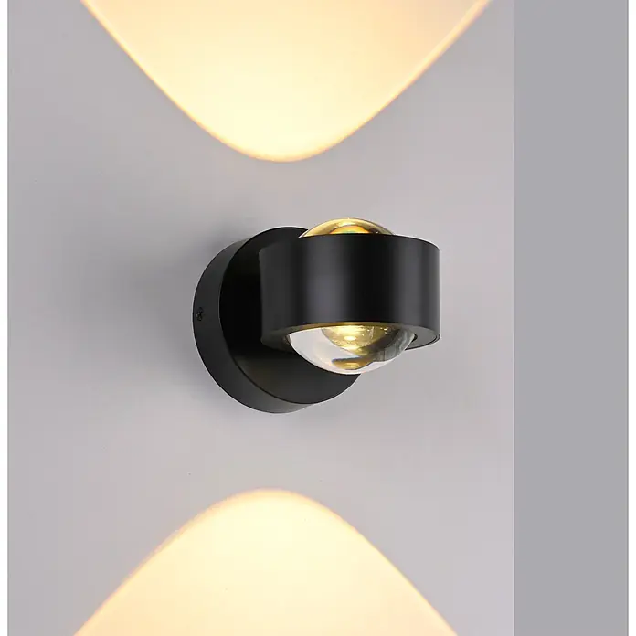 Just Light LED-Wandleuchte Chia -  - Schwarze LED-Wandleuchte mit kugelförmigen Diffusoren, die warmweißes Licht nach oben und unten projizieren und dekorative Kurven an die Wand zeichnen.