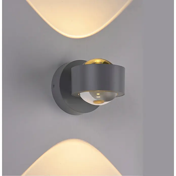 Just Light LED-Wandleuchte Chia -  - Graue Wandleuchte mit klarer Linse, die warme, gekrümmte Lichtstrahlen nach oben und unten projiziert.