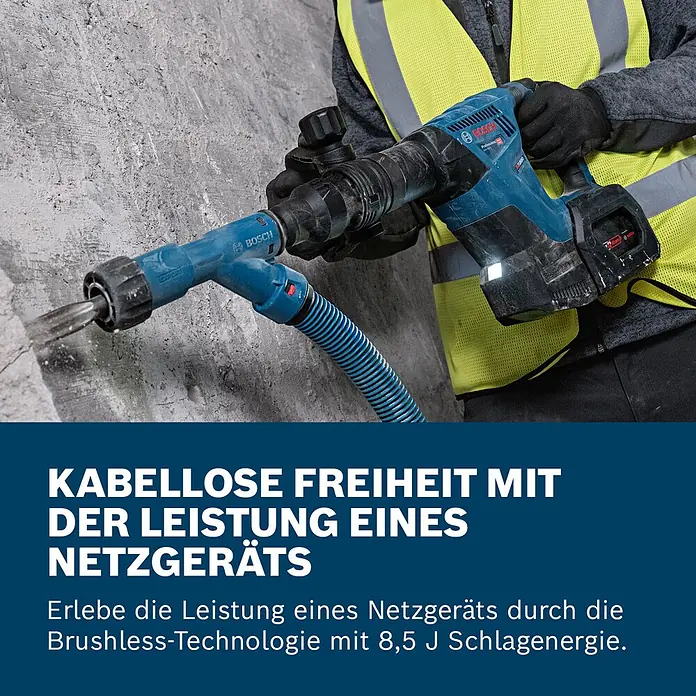 Bosch Professional AMPShare 18V Akku-Schlaghammer GSH 18V-5 - 18 V, Ohne Akku, 8,5 J - Blauer Bosch Akku-Abbruchhammer mit Staubabsaugung, von einer Person in Warnweste an einer Betonwand verwendet.