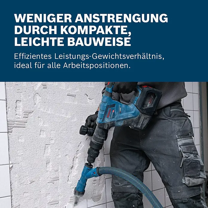 Bosch Professional AMPShare 18V Akku-Schlaghammer GSH 18V-5 - 18 V, Ohne Akku, 8,5 J - Eine Person verwendet einen blauen Bosch Abbruchhammer mit Staubabsaugschlauch, um Putz von einer Wand zu entfernen.