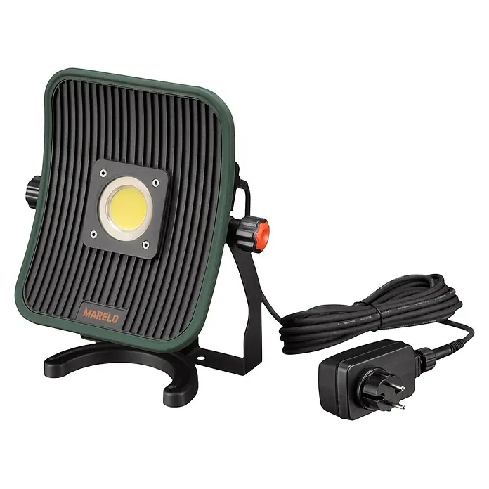 Mareld LED-Strahler Blaze 6500 - 50 W, 6.500 lm, 5.500 K, L x B x H: 14 x 27,2 x 30 cm, IP40 - Grün-schwarzer LED-Arbeitsscheinwerfer mit Ständer, zentraler Lampe und aufgewickeltem Netzkabel mit Stecker.