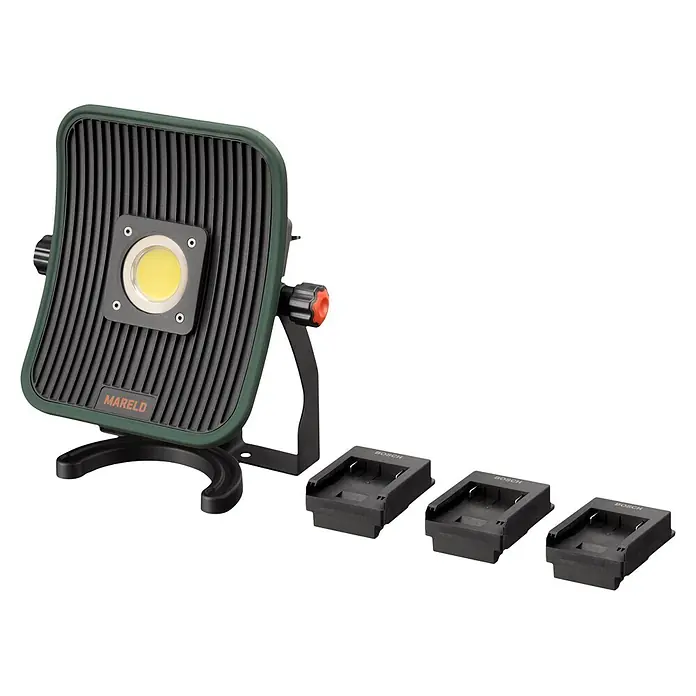 Mareld LED-Strahler Blaze 6500 - 50 W, 6.500 lm, 5.500 K, L x B x H: 14 x 27,2 x 30 cm, IP40 - Dunkelgrüne und schwarze MARELD Arbeitsleuchte mit heller gelber LED und drei schwarzen BOSCH Akkuadaptern.