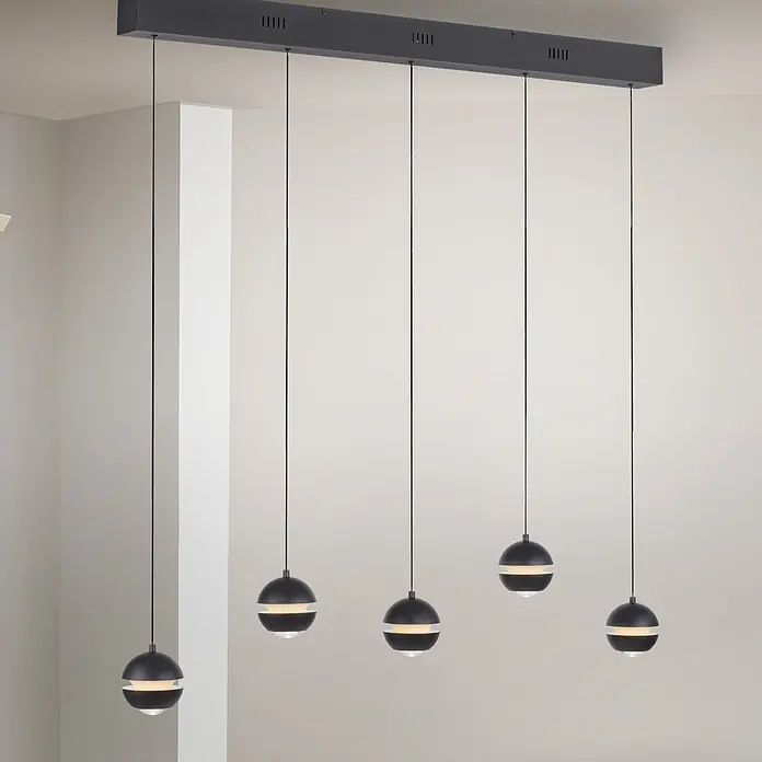 Just Light LED-Pendelleuchte Lini - 4,5 W, L x B x H: 10 x 110 x 22 cm, Schwarz, Warmweiß - Fünf schwarze kugelförmige Pendelleuchten mit beleuchteten Bändern und nach unten gerichteten Glühbirnen, aufgehängt an einer linearen Deckenleiste.