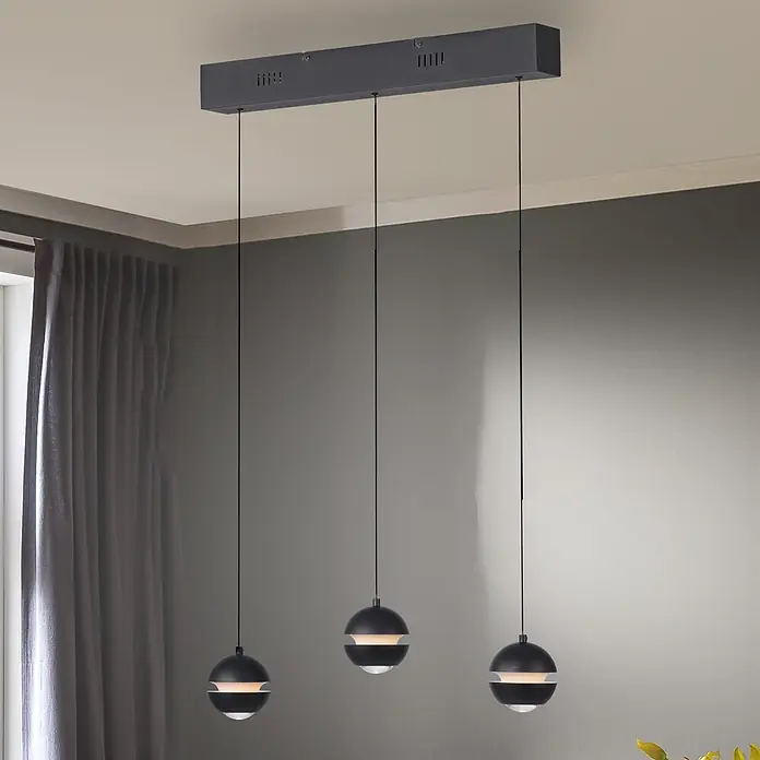 Just Light LED-Pendelleuchte Lini - 13,5 W, L x B x H: 10 x 60 x 22 cm, Schwarz, Warmweiß - Moderne schwarze lineare Pendelleuchte mit drei kugelförmigen Lampen, die Licht aus einem zentralen Band abgeben, in einem modernen Raum.