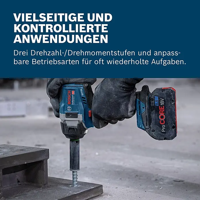 Bosch Professional AMPShare 18V Akku-Drehschlagschrauber GDS 18V-750 C - 18 V, Ohne Akku - Person nutzt blauen Bosch Professional Akku-Schlagschrauber mit ProCORE 18V Akku, um Schraube in Metallplatte zu treiben.