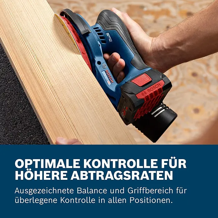 Bosch Professional AMPShare 18V Akku-Exzenterschleifer GEX 18V-150-3 - 18 V, Ohne Akku, Durchmesser Schleifteller: 150 mm - Eine Hand benutzt einen blau-roten Bosch Akku-Exzenterschleifer, um ein helles Holzbrett zu glätten.