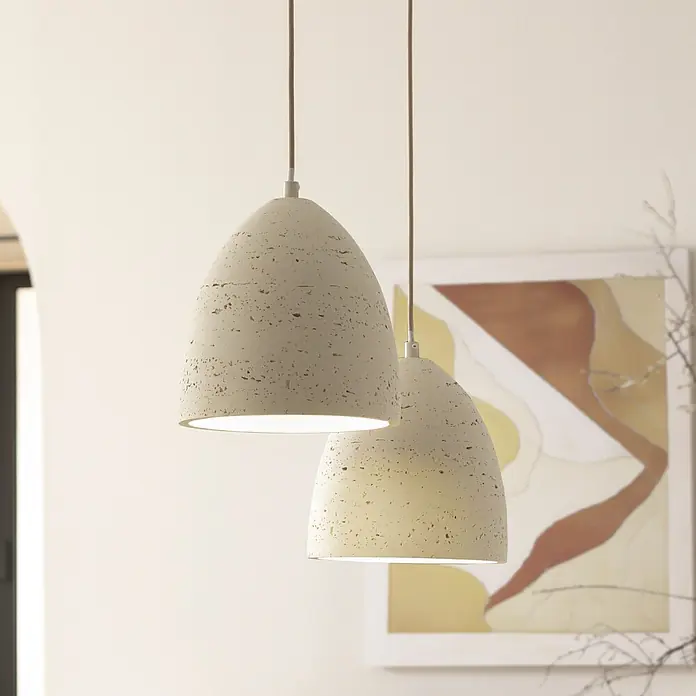 Just Light Pendelleuchte Traventa - 40 W, L x B x H: 21 x 21 x 120 cm, Travertinoptik, E27, Anzahl Leuchtmittel: 1 Stk. - Zwei helle, texturierte Pendelleuchten hängen beleuchtet in einem Innenraum.