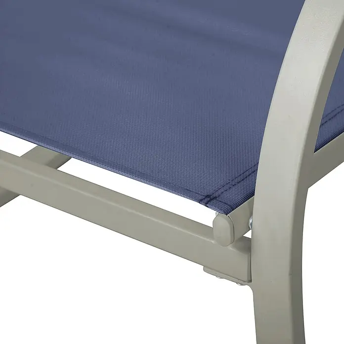 SVITA Garten-Schaukelstuhl EIBY DELUXE - 1 Stk., 50 % Polyester, 50 % Stahl - Blaues gewebtes Stoffteil mit sichtbaren Nähten auf einem hellgrauen Metallrahmen eines Gartenstuhls.