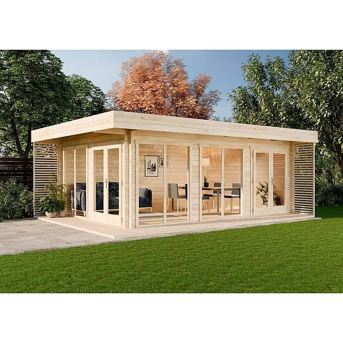 Alpholz Gartenhaus Viva B - Außenmaß inkl. Dachüberstand (B x T): 670 x 482 cm, Holz, Naturbelassen - Moderner Gartenraum aus hellem Holz mit großen Glastüren, der Wohn- und Essbereiche zeigt, in einem grünen Garten.