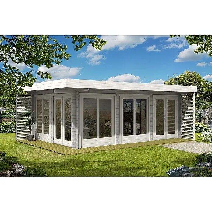 Alpholz Gartenhaus Viva B - Außenmaß inkl. Dachüberstand (B x T): 670 x 482 cm, Holz, Pinie - Modernes hellgraues Gartenhaus mit Flachdach, Glastüren und weißen Leisten auf Holzterrasse im Garten.