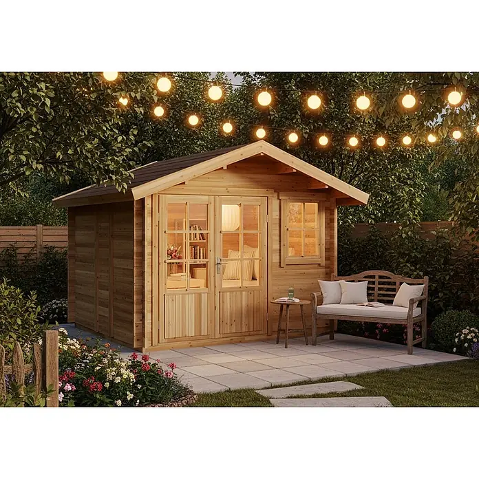 Alpholz Gartenhaus ECO Set Palermo - Außenmaß inkl. Dachüberstand (B x T): 331 x 331 cm, Holz, Naturbelassen - Helles Gartenhaus aus Holz mit Glastüren, Fenster und kleiner Terrasse mit Bank, beleuchtet von Lichterketten.