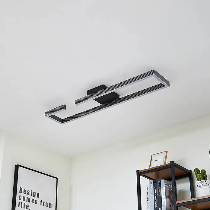 Lucande Deckenleuchte Yvor - schwarz - Moderne schwarze LED-Deckenleuchte mit mehrschichtigem, rechteckigem Design und gestreiften Akzenten.