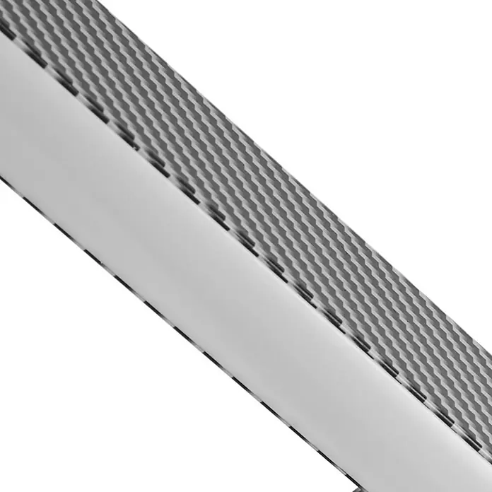 Lucande Deckenleuchte Yvor - schwarz - Winkeliges Produktteil mit Carbonfaser-Muster und glatter hellgrauer Fläche.