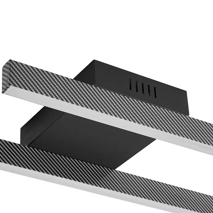 Lucande Deckenleuchte Yvor - schwarz - Nahaufnahme einer modernen Linearleuchte mit schwarzem Mittelteil und zwei Armen im Karbonfaser-Muster.