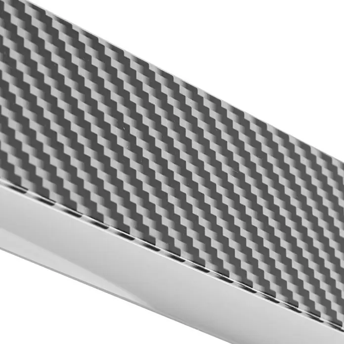 Lucande Deckenleuchte Yvor - schwarz - Nahaufnahme einer grau-schwarzen Carbonfasertextur mit silberner Metallkante.