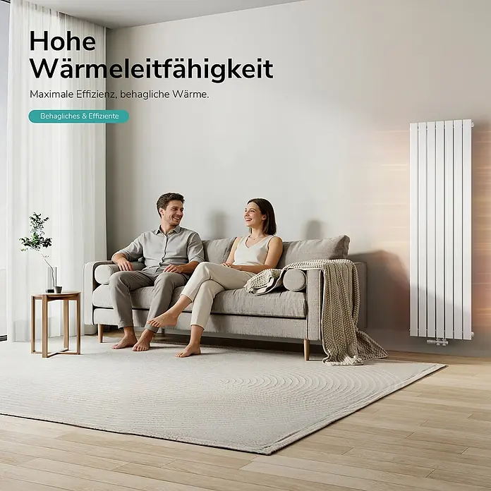 Emke Designheizkörper Flatrad FR - Wärmeleistung bei Vorlauftemperatur von 75 °C (D: 50): 1.107 W, Weiß - Weißer Vertikalheizkörper heizt ein modernes Wohnzimmer, wo ein Paar auf einem Sofa entspannt, betont hohe Wärmeleitfähigkeit und Effizienz.